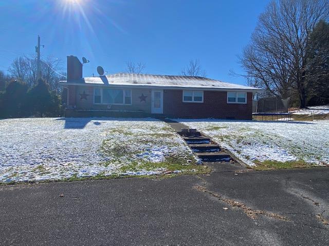 BRICK  RANCH ON 41 ACRES. PROPERTY IS FENCED FOR CATTLE . PROPERTY HAS A LARGE WORKSHOP, AND BARN.PROPERTY IS WELL LOCATED AND  IS ONLY A SHORT DISTANCE TO INTERSTATE. NO LOCK BOX ON PROPERTY . PROPERTY IS RENTED THEREFOR IS SHOWN BY APPOINTMENT ONLY WITH 24 HOUR NOTICE.